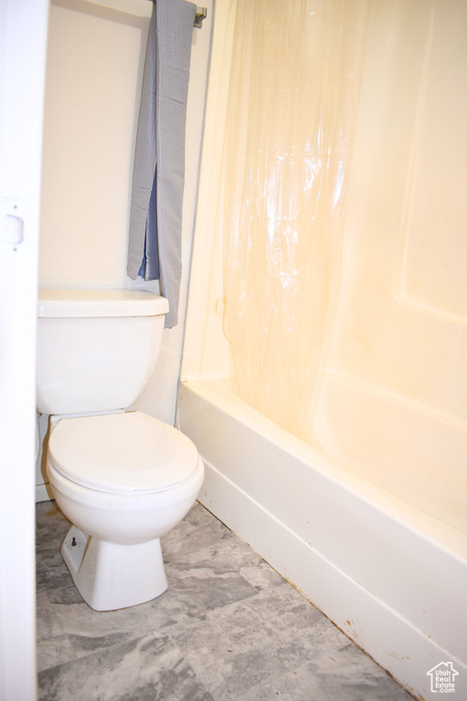 Bathroom with toilet and shower / washtub combination