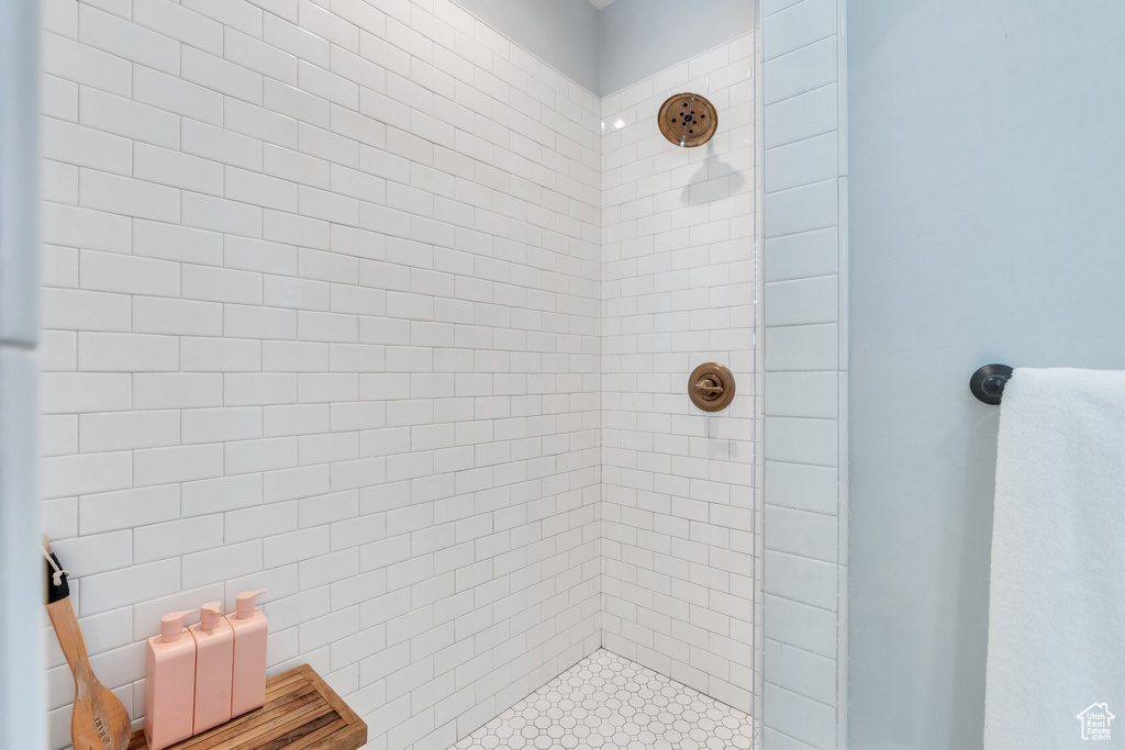 Full bath featuring a tile shower