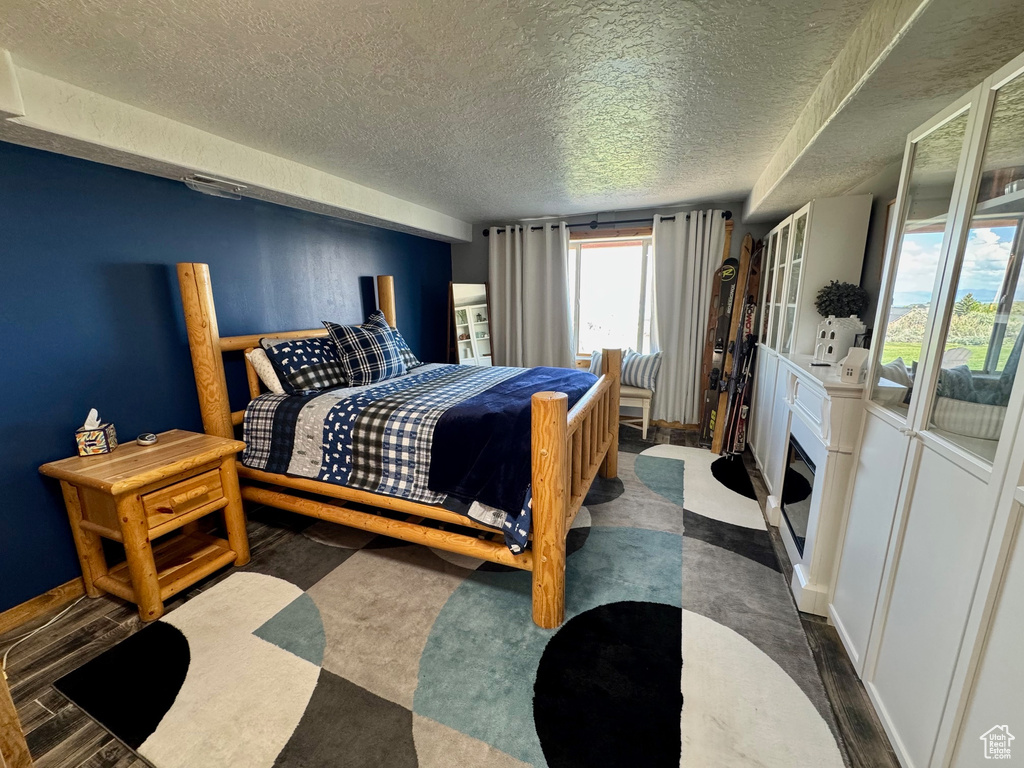 Bedroom featuring a textured ceiling