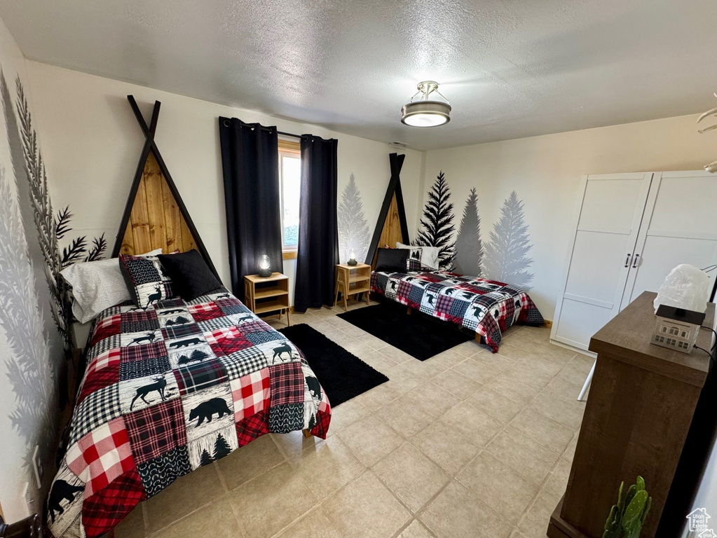 Bedroom with a textured ceiling