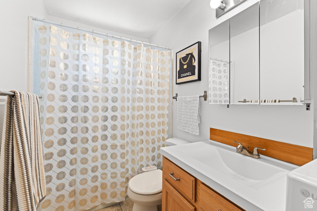Full bath with vanity, toilet, and a shower with curtain