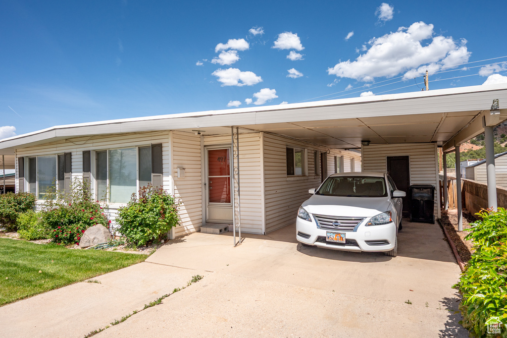 Manufactured / mobile home with driveway and a carport