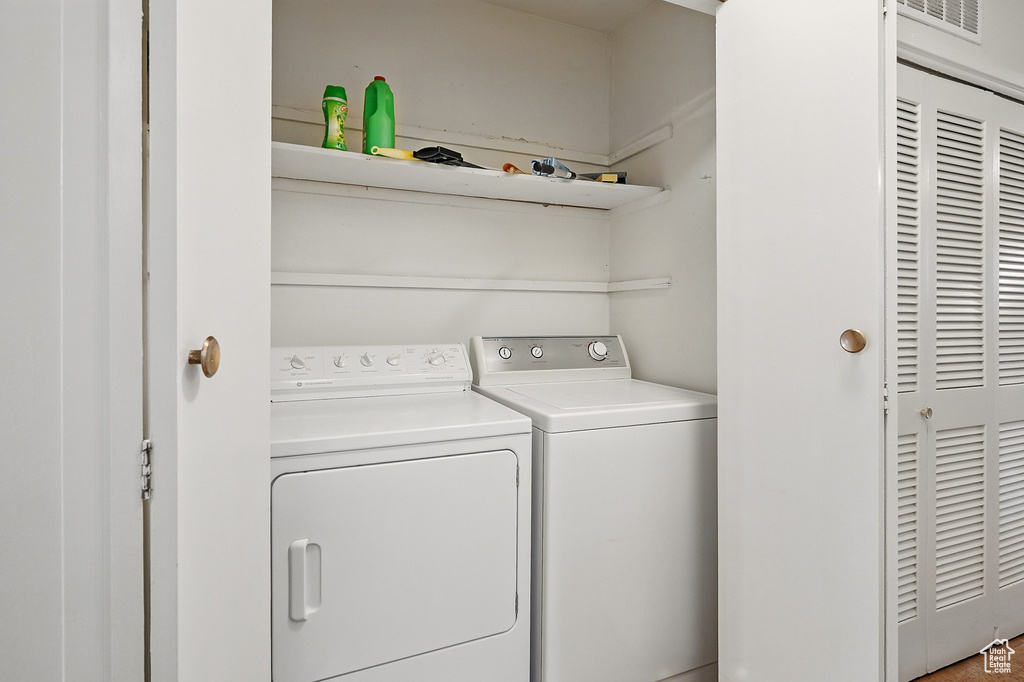 Washroom with independent washer and dryer