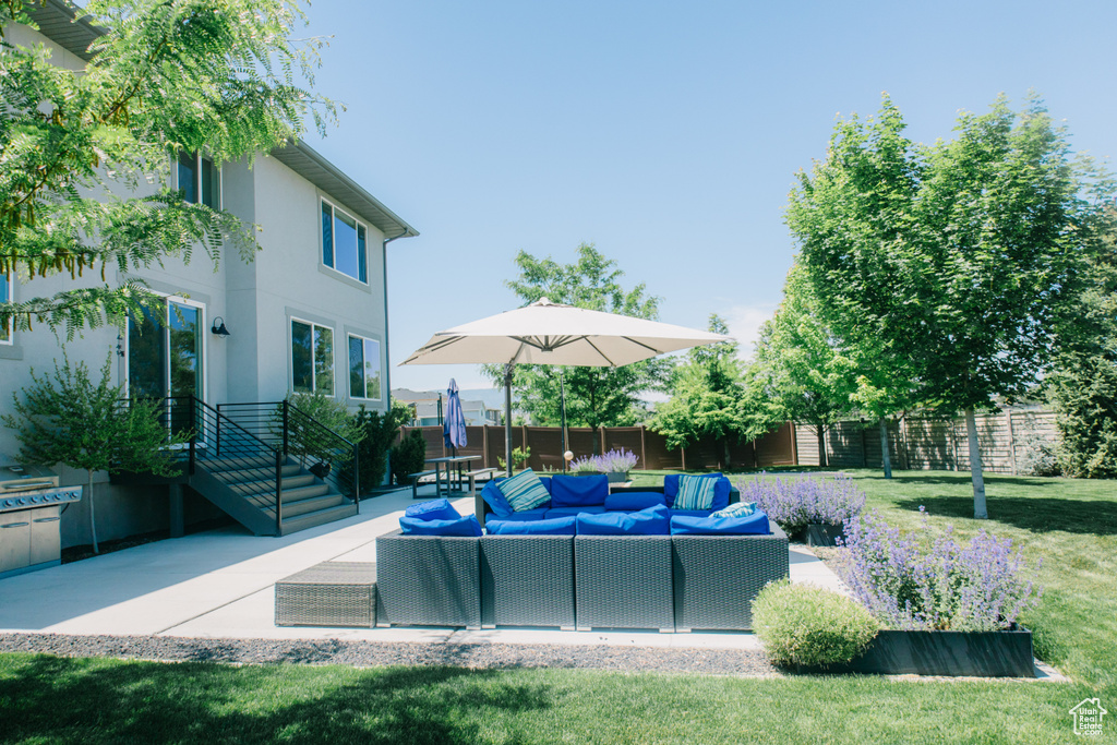 View of patio / terrace featuring an outdoor living space