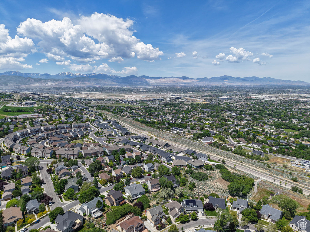Aerial view of property\\\\\\\\\\\\\\\\\\\\\\\\\\\\\\\'s location featuring a mountain backdrop and nearby suburban area