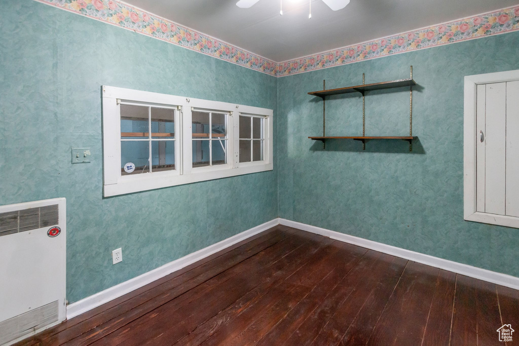 Unfurnished room featuring hardwood / wood-style floors, ceiling fan, and baseboards