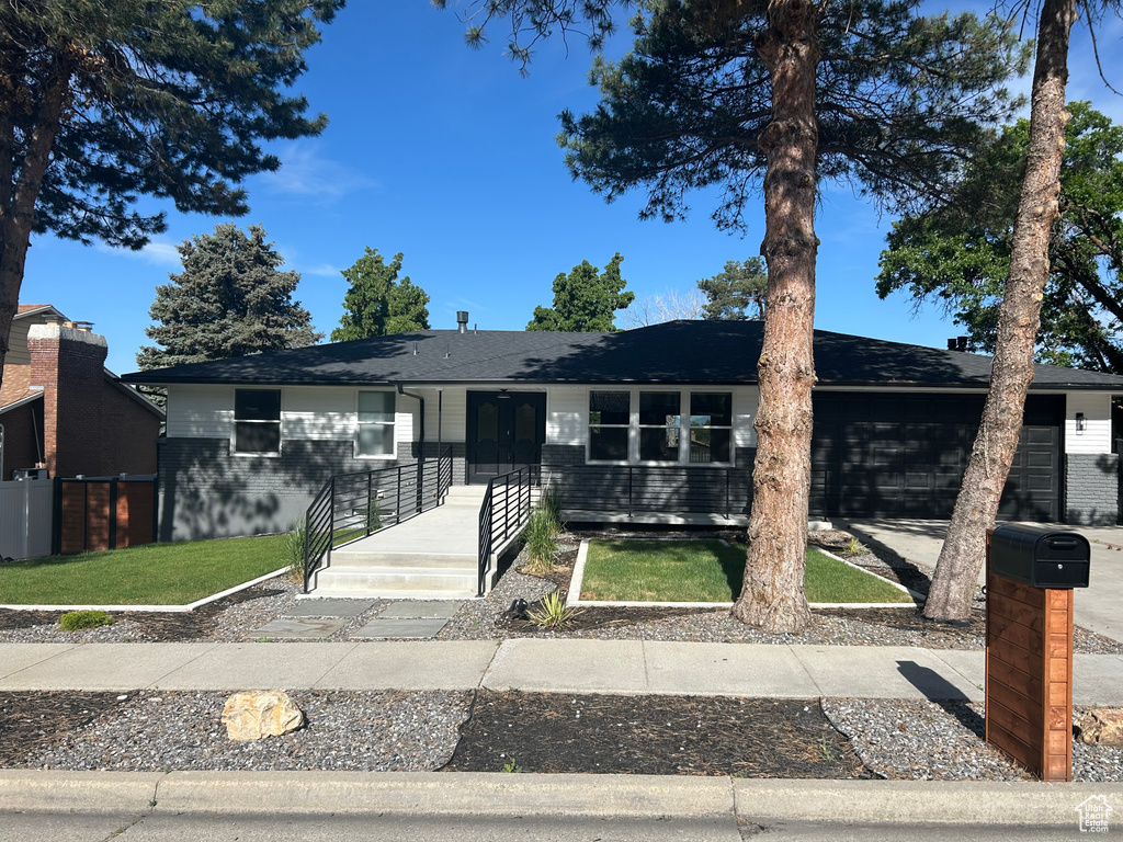 View of front of house featuring a front yard