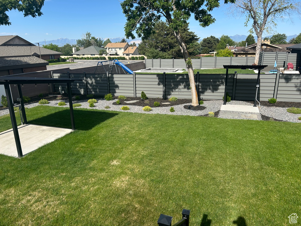 View of yard with a mountain view and a residential view