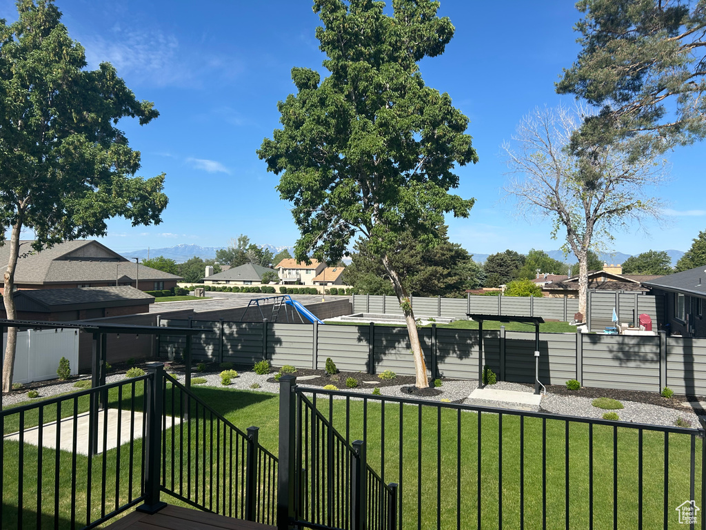 View of home\'s community featuring a residential view and a mountain view