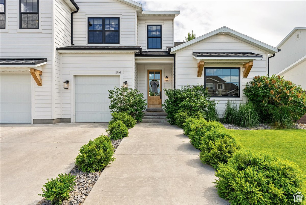 View of front facade with an attached garage and driveway