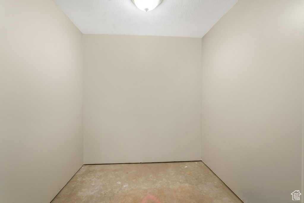 Empty room with concrete flooring