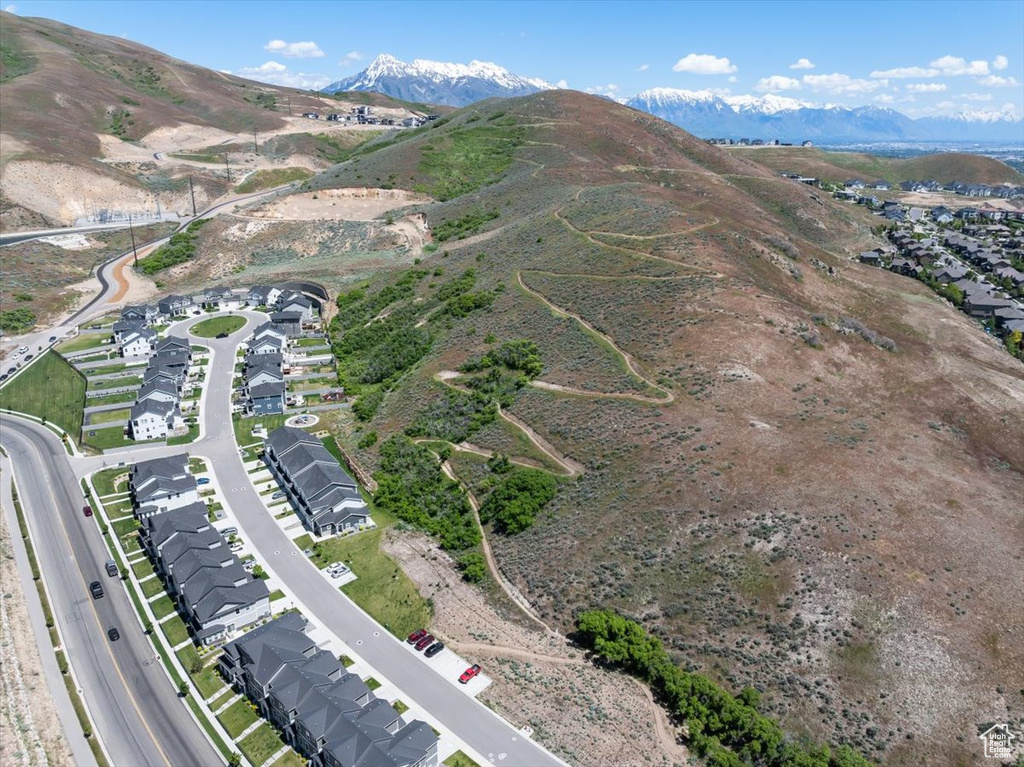 Aerial view of property's location with mountains