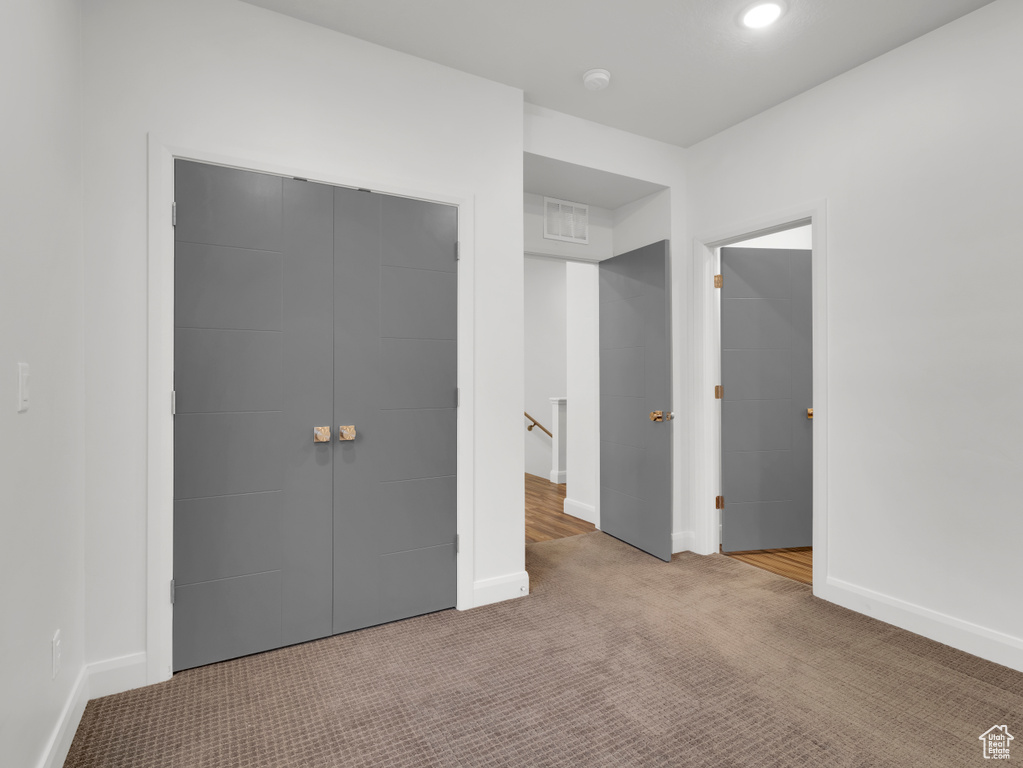 Unfurnished bedroom featuring carpet floors, a closet, baseboards, and recessed lighting