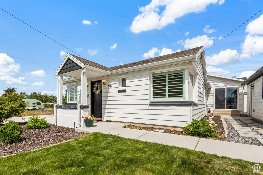 Single story home with a front yard