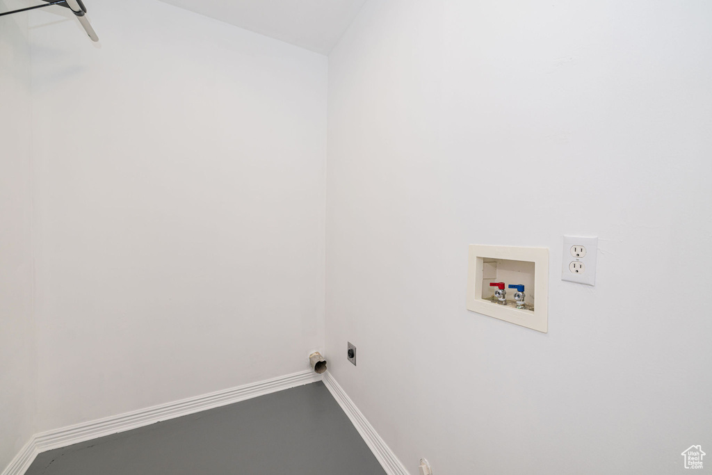 Laundry room with washer hookup, electric dryer hookup, and baseboards