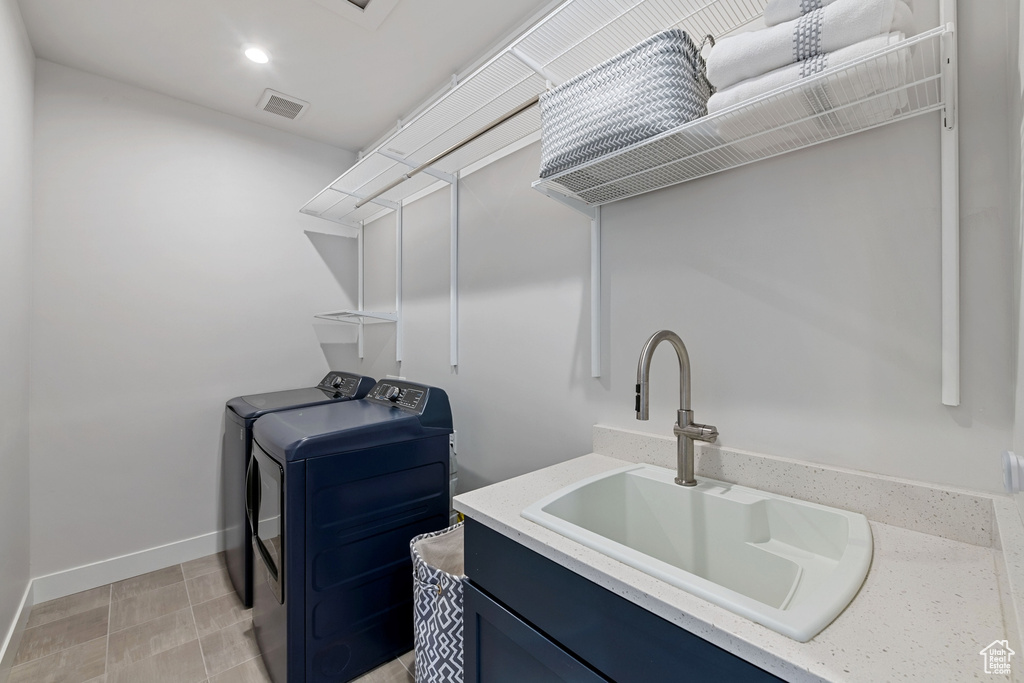 Washroom with independent washer and dryer and baseboards