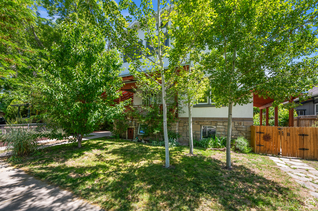 View of yard featuring a gate