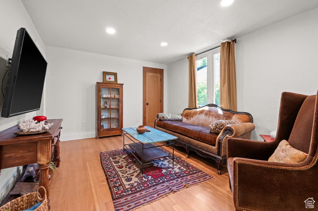 Living area featuring recessed lighting, light wood finished floors, and baseboards