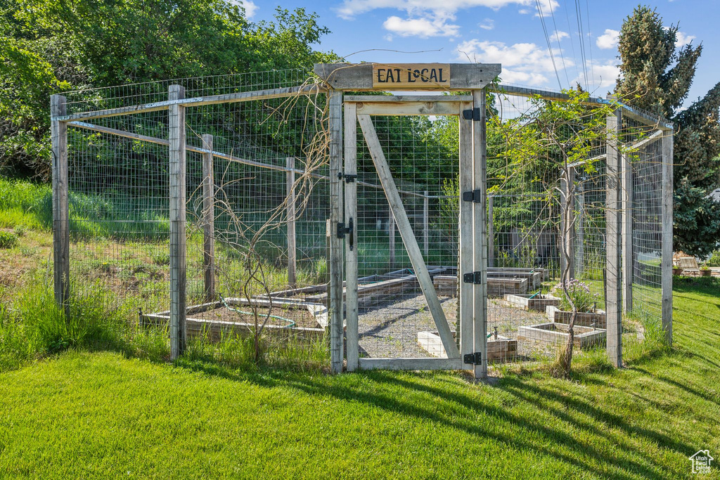 Surrounding community with a garden and a yard
