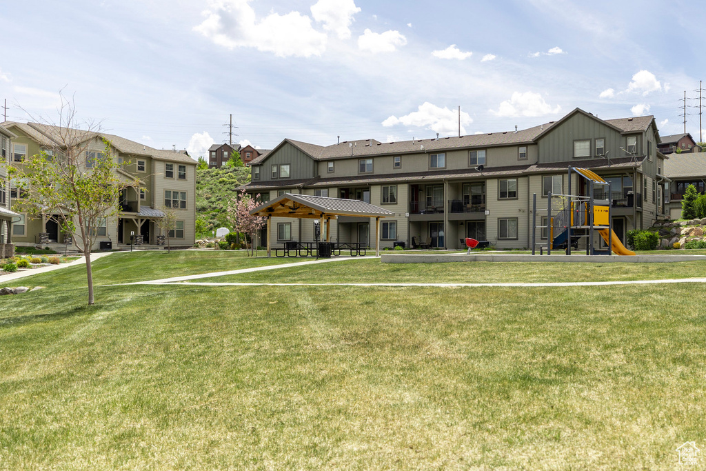 View of property\'s community featuring a lawn and a residential view