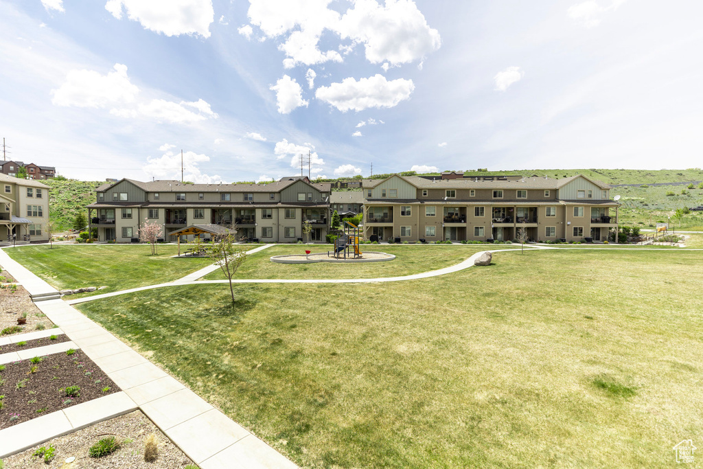 View of property\'s community featuring a yard and a residential view