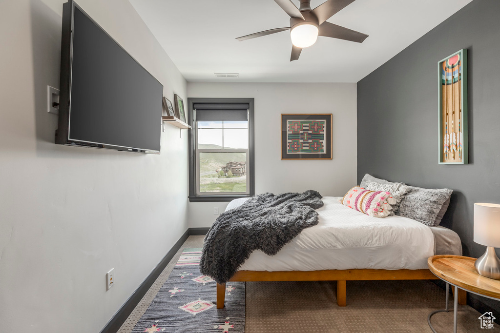 Bedroom featuring carpet flooring, baseboards, and ceiling fan