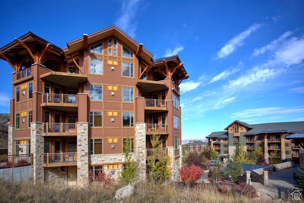 View of apartment building / complex