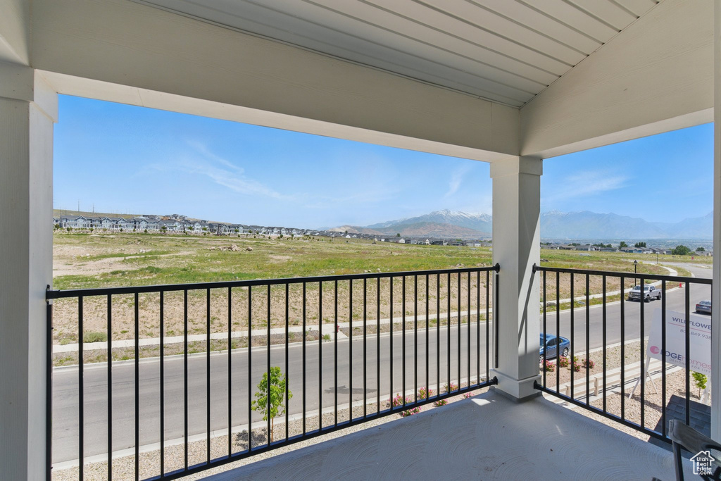 Balcony featuring a mountain view