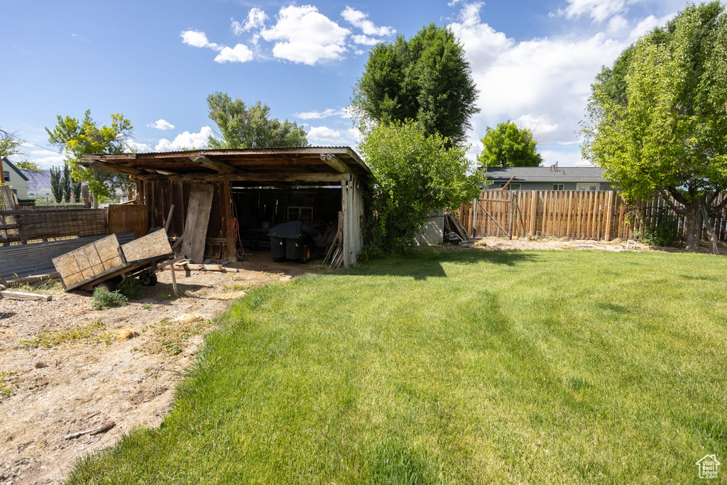 View of yard with an outdoor structure