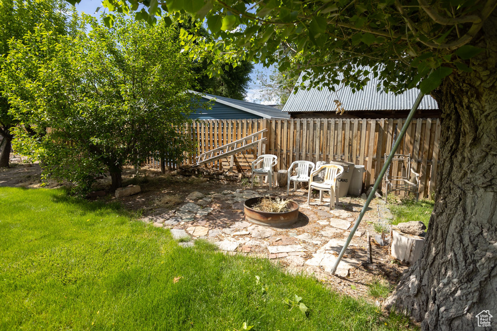 View of yard featuring an outdoor fire pit