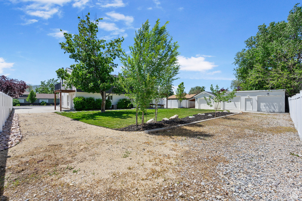 View of yard featuring driveway