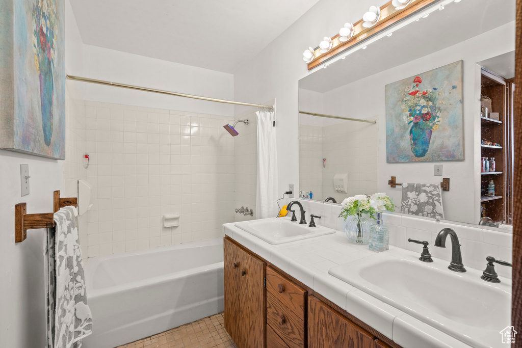 Full bath with shower / tub combo with curtain and double vanity