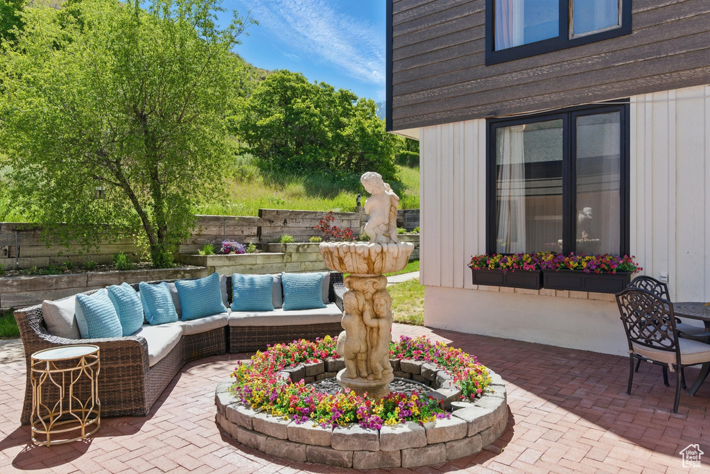 View of patio / terrace featuring outdoor lounge area