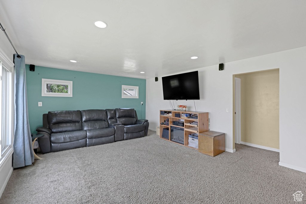 Living room with carpet, recessed lighting, and baseboards