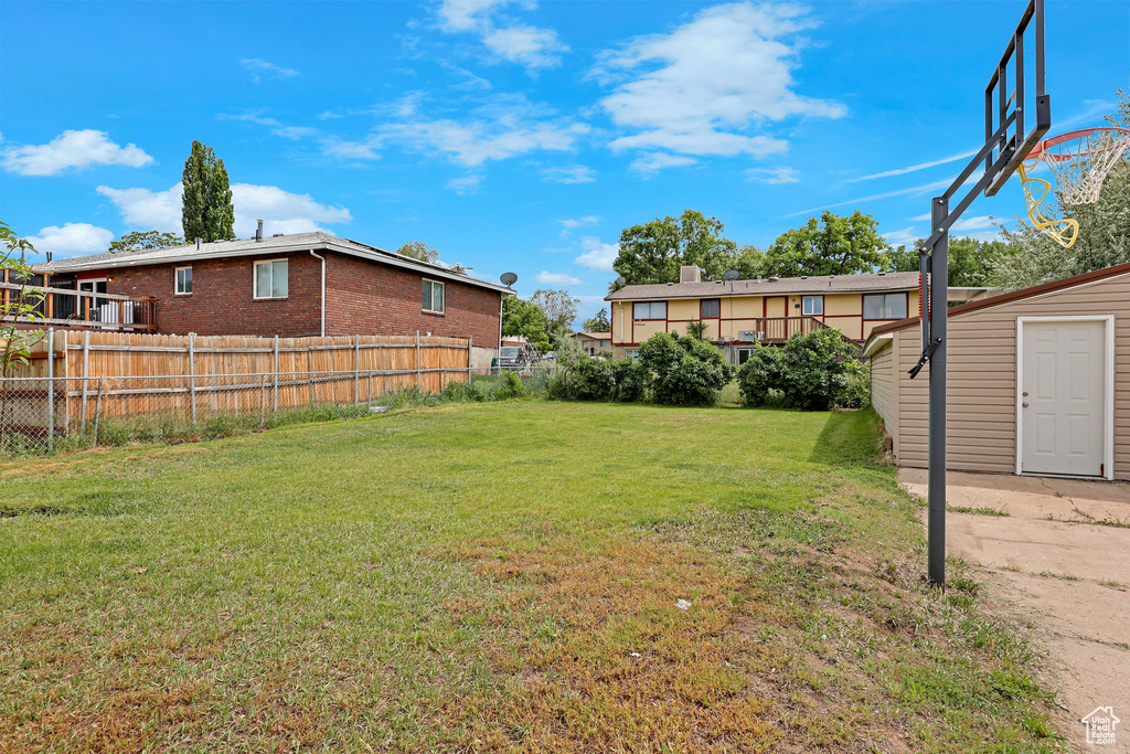 View of yard with an outdoor structure