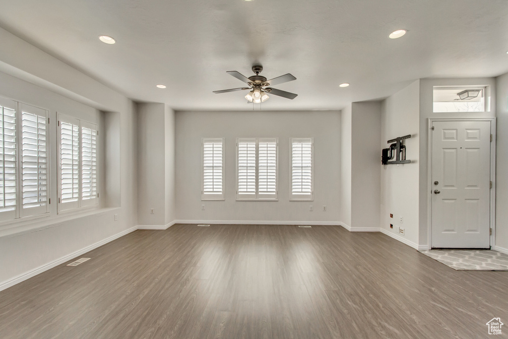 Foyer entrance featuring a ceiling fan, wood finished floors, baseboards, and recessed lighting
