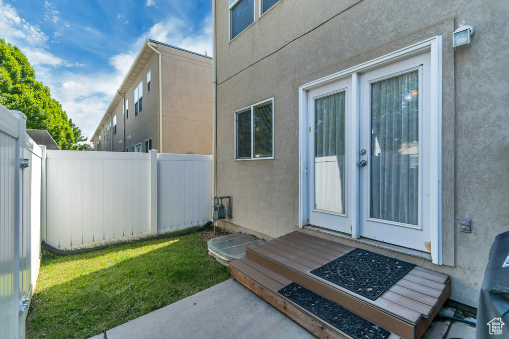View of exterior entry featuring stucco siding