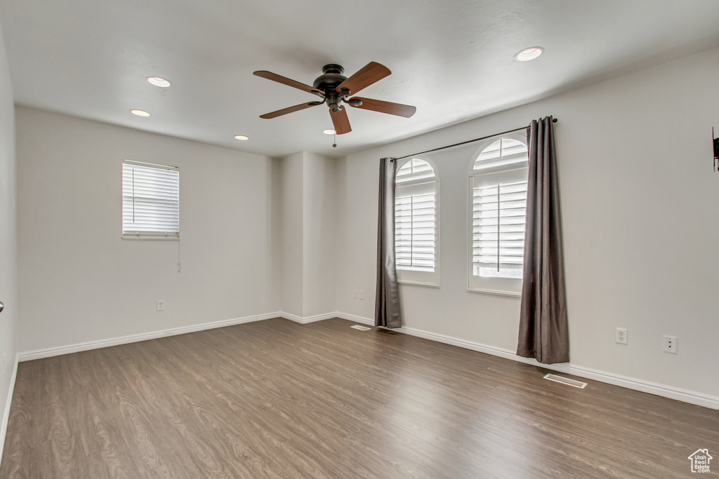 Spare room with dark wood-style floors, ceiling fan, recessed lighting, and baseboards