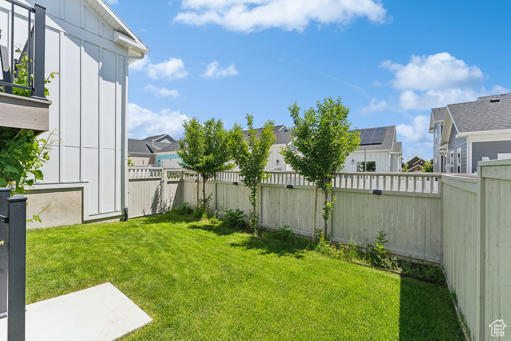 View of yard with a residential view