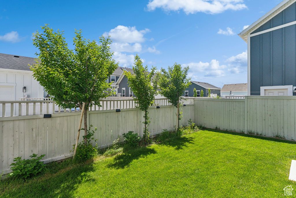 View of yard with a residential view
