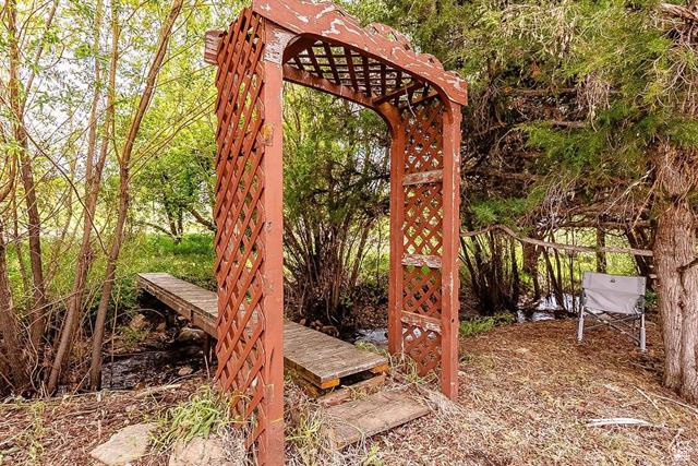View of yard featuring a pergola