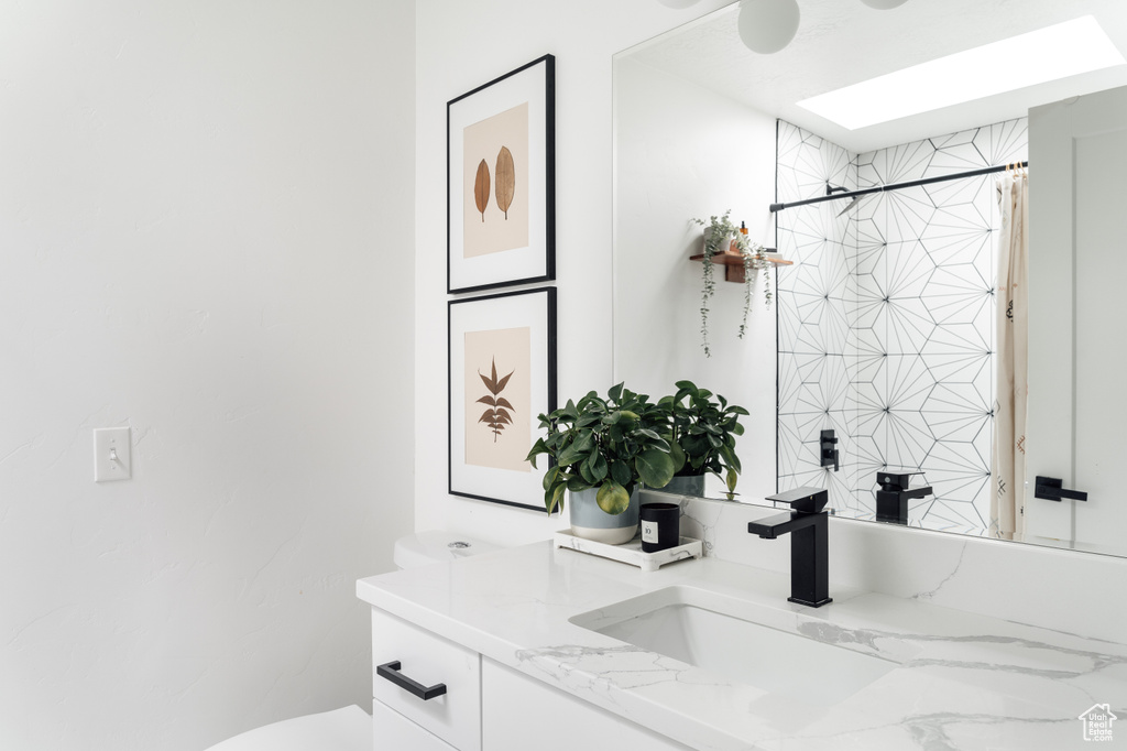 Full bath featuring vanity, a shower with curtain, and toilet