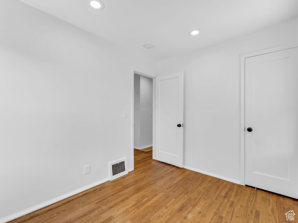 Unfurnished bedroom featuring light wood-style flooring, baseboards, and recessed lighting