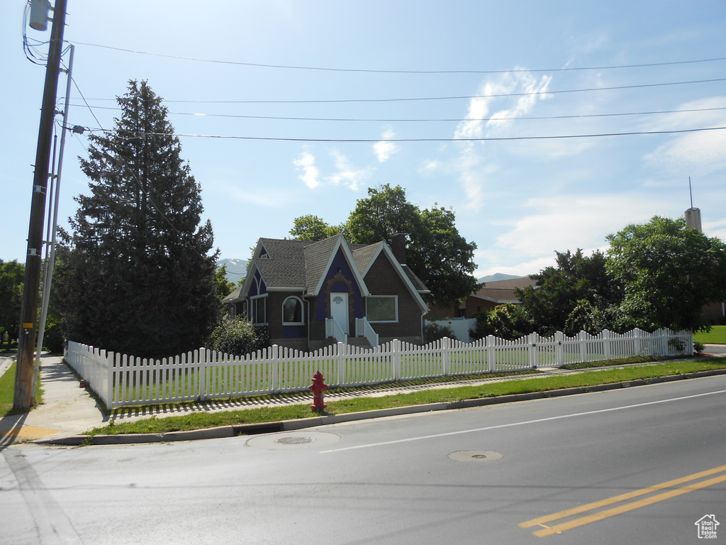 View of front facade featuring a fenced front yard