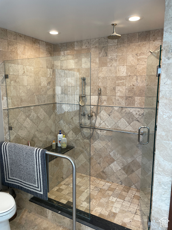 Full bath featuring a stall shower, toilet, and recessed lighting