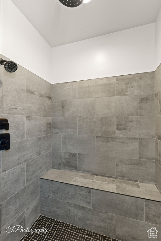 Bathroom featuring tiled shower