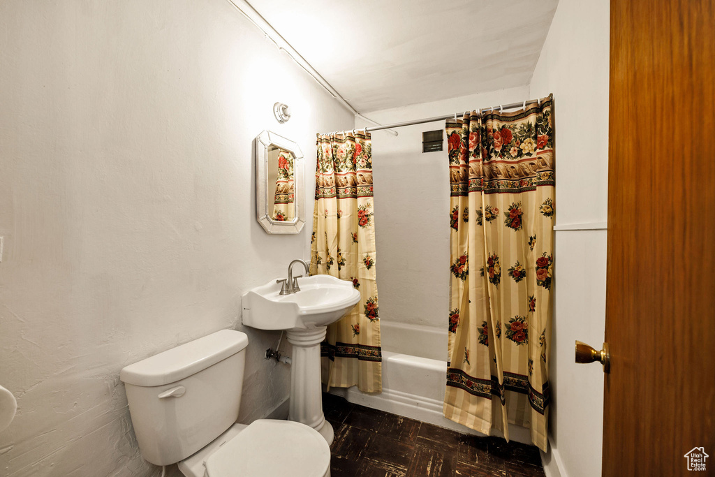 Full bath with toilet and shower / bath combo