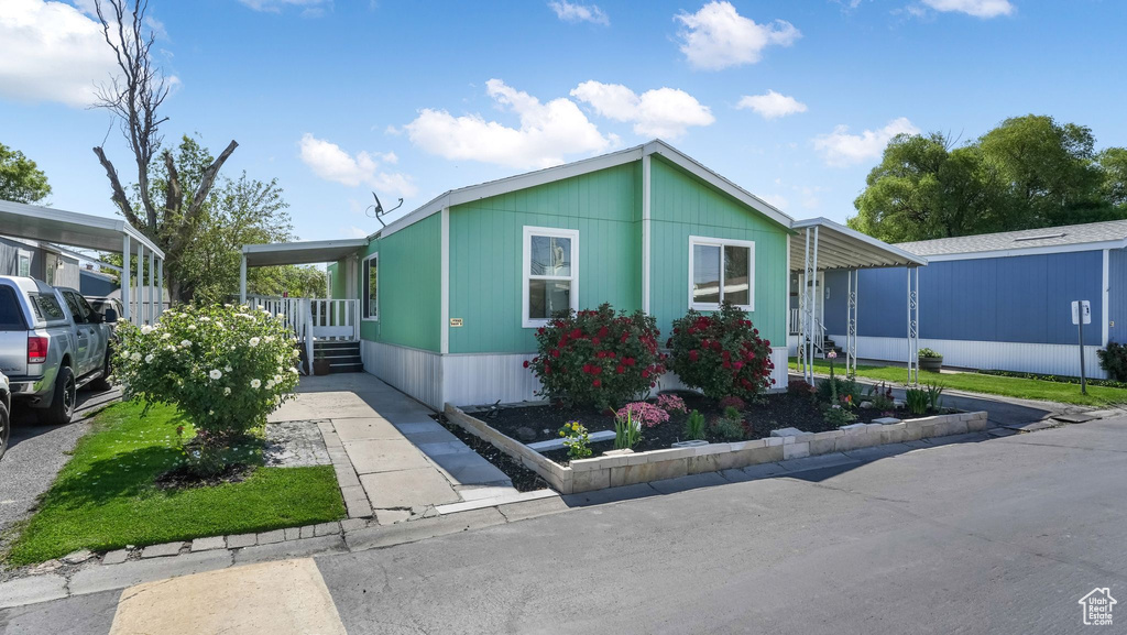 Manufactured / mobile home featuring covered porch