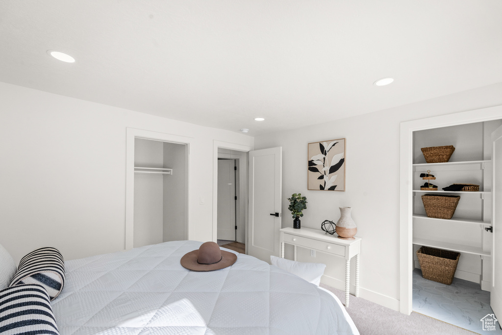 Bedroom featuring a closet, recessed lighting, carpet flooring, and baseboards