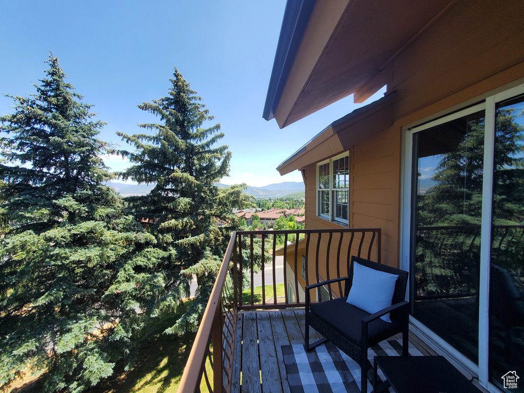 Balcony featuring a mountain view